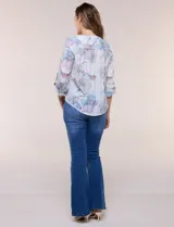 Blusa Hope & Harlow de gasa estampada con patrón floral en tonos azul y blanco, escote en V con botones frontales, mangas largas regulables y nudo decorativo en el ruedo.