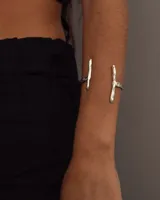 Brazalete abierto de bronce con forma de rama.