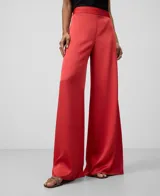 Pantalón de poliéster reciclado color rojo, de pierna ancha y con cierre de cremallera lateral.