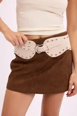 Short pollera de gamuza color marrón, con diseño de corte recto y tiro medio.