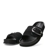 Sandalias de mujer Miss Carol modelo Zafira, color negro, tipo pala con suela plana y tira ancha decorada con una gran hebilla metálica plateada.