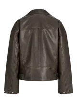 Campera estilo biker de efecto cuero en color marrón desgastado, con cuello solapa, cierre frontal asimétrico, bolsillos laterales con cierre y bolsillo pequeño con solapa y botón a presión. Presenta un corte holgado y diseño versátil.