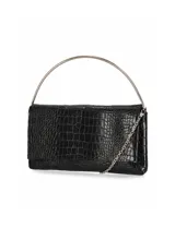 Cartera tipo clutch de cuero sintético negro con textura croco brillante y solapa frontal, con asa superior metálica arqueada en acabado plateado.
