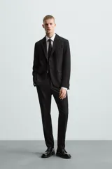 Blazer slim fit de tejido con viscosa, con cuello de solapas de muesca, manga larga con botones en puños, bolsillos de vivo en pecho y de solapa en cadera, bolsillo interior y aberturas en la espalda.