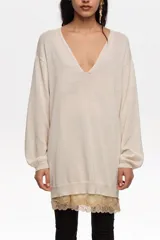 Jersey de punto de corte recto en mezcla de algodón, con escote en V pronunciado y mangas largas con puños acanalados.