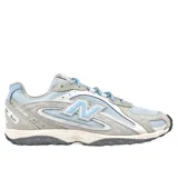 Championes New Balance 204L de estilo running, color celeste con superposiciones en gamuza gris y detalles plateados. Cuenta con el logotipo "N" característico en los laterales en tono celeste y suela dentada.