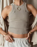 Pulsera tipo esclava abierta con diseño rústico y acabado irregular, fabricada en bronce y alpaca.