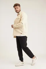 Pantalón de jean negro de corte recto.