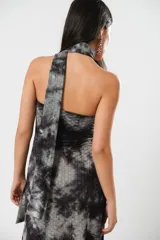 Vestido largo strapless con estampado batik en tonos grises y negros. Incluye una tira de tela que se puede usar como cuello halter. Tiene tajo en ambos costados.