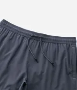 Bermuda deportiva de running para hombre en microfibra color beige, con cintura elástica, cordón ajustable y bolsillos laterales.