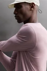 Camiseta de running de manga larga confeccionada en tejido técnico semitransparente, ligero y elástico. Presenta cuello redondo, aberturas laterales en el bajo y acabados termofijados.