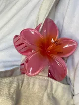 Broche para el pelo con forma de flor de hibisco color salmón.