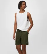 Bermuda masculina de sarga verde militar con textura jaspeada, cintura elástica con cordón ajustable, bolsillos laterales tipo italiano y pequeña aplicación frontal en el ruedo.