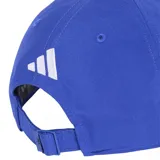 Gorra deportiva Adidas azul, con el logo de Mercedes bordado en blanco en el frente y las icónicas tres líneas de Adidas bordadas en el mismo color sobre la visera. Cuenta con borde blanco en la visera.