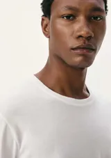 Remera de manga larga con cuello redondo a la base, de corte clásico y diseño liso.
