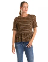 Blusa peplum de Nanette con estampado de círculos, cuello redondo, mangas cortas con frunces y musculosa interna a tono.