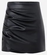 Pollera corta de material sintético tipo cuero (PU), con diseño texturizado y detalle de fruncido lateral.