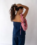 Top strapless de denim azul, corte en A y elástico en la espalda.