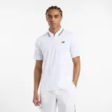 Remera polo blanca de hombre, marca New Balance, modelo Tournament. Confeccionada en tejido de poliéster reciclado y elastano con tecnología NB DRY de secado rápido. Presenta cuello tipo polo con cremallera invisible y logo bordado en el pecho.