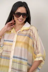 Camisa de organdí con diseño de franjas horizontales multicolor, corte holgado y mangas tres cuartos.