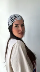 Gorro de crochet gris con diseño de red.