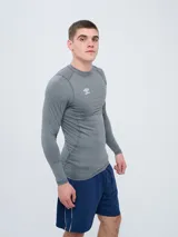Remera térmica deportiva Umbro de manga larga y cuello redondo, en color azul marino, con logo de la marca estampado en el pecho.