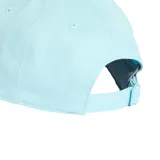 Gorra de béisbol color celeste claro con visera curva. Presenta el logo de Adidas bordado en blanco en el frente y tres franjas blancas bordadas en la visera.