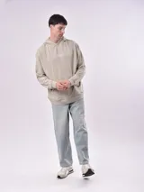 Buzo canguro celeste con capucha y cordón ajustable. Estampado frontal con la frase "Let's start rolling. Forget the rules". Corte holgado con puños y cintura acanalados.