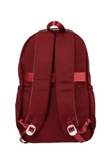 Mochila de tela con diseño tricolor, combinando secciones en color bordó, blanco crudo y azul marino. Presenta múltiples compartimentos con cierres de cremallera y tiradores de cordón.