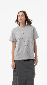 Remera de algodón de calce relajado, color gris, con delicada estampa lineal de una flor en el frente.