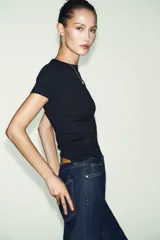 Camiseta de cuello redondo y manga corta, con corte regular fit.