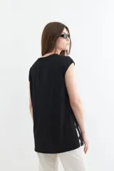 Remera blanca de corte amplio con mangas cortas y tajos laterales.