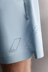 Short deportivo Zara Athleticz de tejido técnico ligero y elástico en color celeste, con cintura elástica ajustable, bolsillos frontales, aberturas laterales en el bajo y detalle de logo estampado.