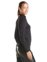 Blusa de cuello alto y manga larga, confeccionada en tejido suave con apliques de strass distribuidos en el frente y las mangas.