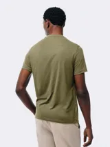 Camiseta de manga corta con cuello en V, color blanco, confeccionada en tejido flamé.