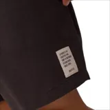 Bermuda de hombre color negro con cintura elástica y cordón ajustable.