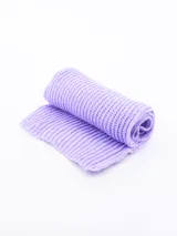 Bufanda tejida a rayas horizontales color lila.