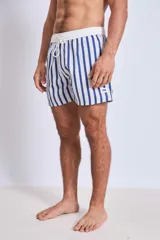 Short de baño con estampado botánico en tonos tierra, rosados y verdes. Presenta cintura elástica con cordón ajustable y un pequeño parche con logo en el ruedo.