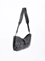 Cartera de mano negra con apliques de tachas plateadas.