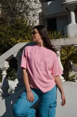 Remera de algodón interlock color rosa, de corte relajado, con mangas cortas y detalle de bordado tono sobre tono en el pecho.