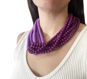 Collar de resina color lila con cuentas redondas entrelazadas y cierre de resina con imán.