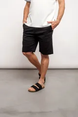 Bermuda lisa de corte clásico, con bolsillos laterales y traseros.