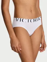 Panty hiphugger de Victoria's Secret, color blanco, confeccionado en mezcla premium de algodón con cintura elástica ancha y logo impreso en contraste.