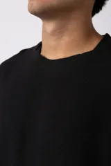 Remera de manga corta con cuello redondo, confeccionada en tejido de lino con textura entramada y corte holgado.