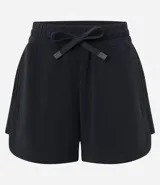 Bermuda deportiva femenina modelo runner, color negro, con cintura elástica ajustable con lazo, bolsillos laterales y aberturas laterales. Confeccionada en tejido de media malla.