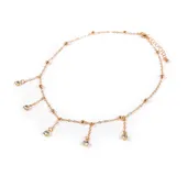 Gargantilla dorada con cadena fina y pequeñas cuentas. Tiene dijes colgantes de cristal.