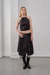 Top halter color crema, de poplin 100% algodón, con cuello ajustable con cordón.