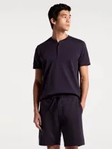 Camiseta azul con cuello henley y tapeta de tres botones.