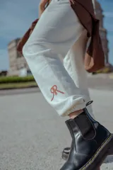 Pantalón de jogging color crudo, confeccionado en frisa, con bolsillos laterales, cintura y botamanga elastizadas.