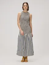 Vestido midi sin mangas de silueta en A y escote redondo, con diseño geométrico de inspiración op art y detalle de fruncido elástico en el cuerpo, confeccionado en algodón.